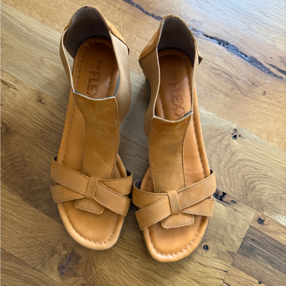 The FLEXX  T Strap Slip On Dark Orange Sandals Size 7.5 - Picture 3 of 6